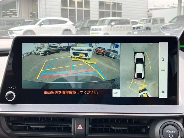 ★パノラミックビューモニター★4個のカメラから得た画像を車両上方から見下ろしたような映像で表示することで、車と路面の駐車枠の関係を一目で確認できます！