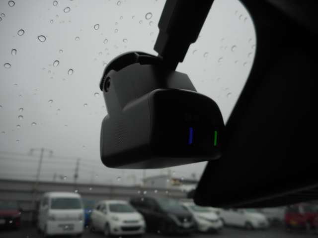 ドライブレコーダーはフロント＆リヤ画像を録画、万が一の時でも安心です。