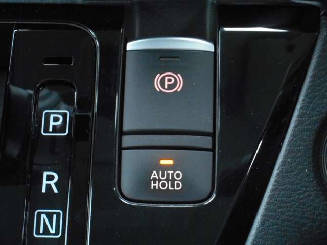 オートブレーキホールドは、ブレーキペダルを踏んで停車すると、ブレーキペダルから足を離してもクルマがブレーキ力を維持。ペダルを踏み続けることによる足の疲れを緩和します。