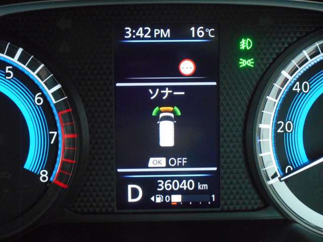 前後にソナーを装備。障害物に近づくと、音と画面でお知らせします。