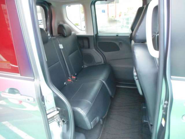 リアシートはスライド出来ますので、軽自動車なのに足元広々！ゆったり乗ることが出来ます。