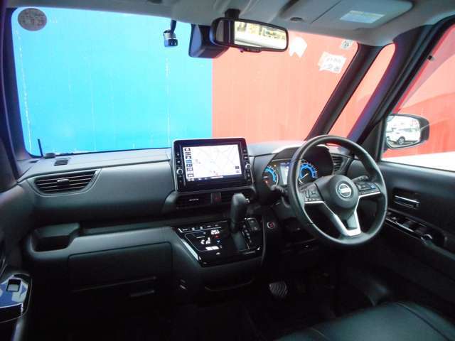 フロントガラスが広く視界が広々としているので、運転がとてもし易いです！