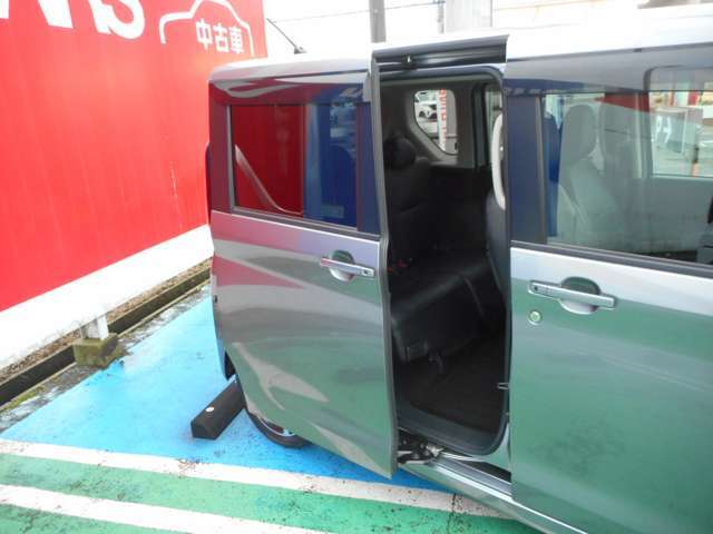 ハンズフリーオートスライドドアは、インテリキーをバッグやポケットに入れたままドア下に足先を出し入れ、ドアが自動オープン/クローズ。キーを取り出す必要がなくとても便利です！