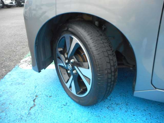 純正15インチアルミホイール装着です。。