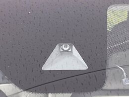 【インテリジェントエマージェンシーブレーキ】走行中に前方の車両等を認識し、衝突しそうな時は警報とブレーキで衝突回避と被害軽減をアシスト。より安全にドライブをお楽しみいただけます。