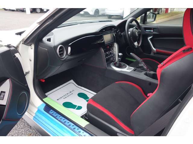 足元のスペースも十分に確保されているため、大人数での移動や家族連れにも適しており、リラックスして旅行を楽しむことが可能です。