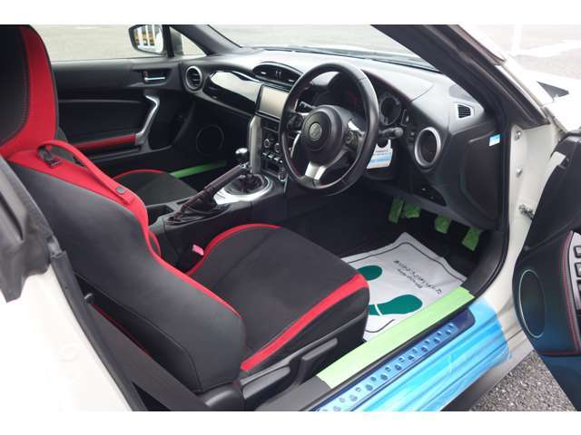 運転席は広々としており、窮屈さを感じることなく快適に運転できます。また、シートリフターが装備されているので、自分の視線に合わせてシートの高さを調整することができます。