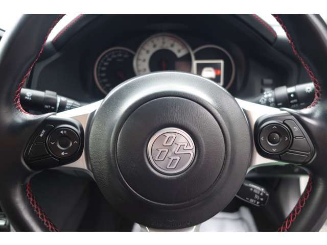 ハンドルの状態も非常に良好で、使用感が少なく、大きな摩耗や損傷が見られません。快適な握り心地と正確な操作感で、運転中のコントロールが向上し、安全で快適なドライブを支えています。