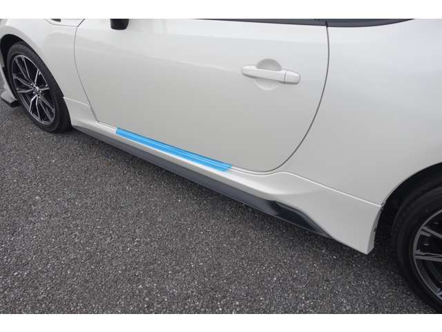 TRD製サイドスポイラー装備。サイドのシルエットが引き締まりますね！