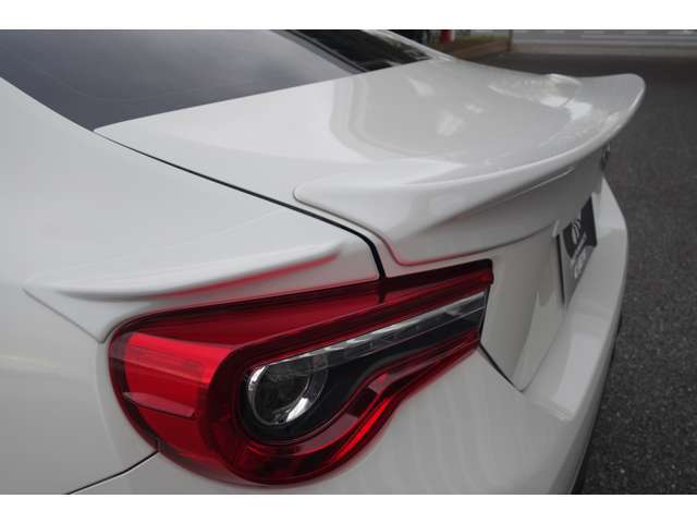 TRD製リアトランクスポイラー、サイドスポイラー装備。