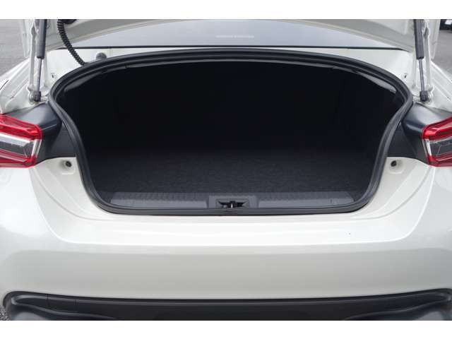 広めの荷物収納スペースがあり、シートを倒すことで、日常の買い物や旅行時の荷物を十分に収納できる設計です。コンパクトな車両ながら、機能的で使い勝手の良いラゲッジスペースが確保されています。
