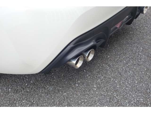 TRD製マフラー装備。程よい音量と迫力の見た目で、人気の高いオプションです。
