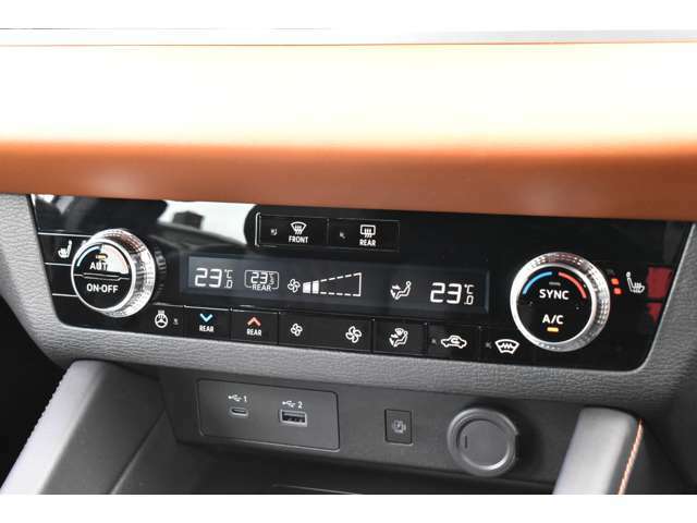 3ゾーン独立温度コントロール式フルオートエアコンを装備。運転席、助手席、後席それぞれで温度設定が可能です。
