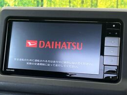 【純正ナビ】人気の純正ナビを装備しております。ナビの使いやすさはもちろん、オーディオ機能も充実！キャンプや旅行はもちろん、通勤や買い物など普段のドライブも楽しくなるはず♪