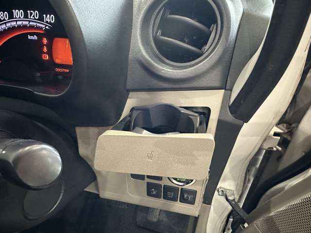 車の中で飲み物を置くスペースがあるととっても便利ですね♪