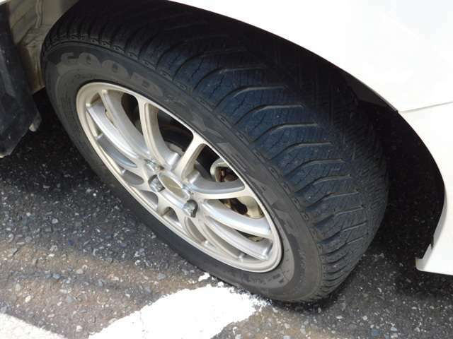 アルミホイールに装着のタイヤはオールシーズン使えるタイヤです！溝・状態も良好です！
