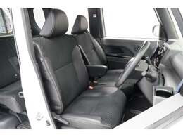 空間を広く使えるベンチシートは快適です。運転席⇔助手席の移動が簡単なので狭い駐車場などで役立ちます。