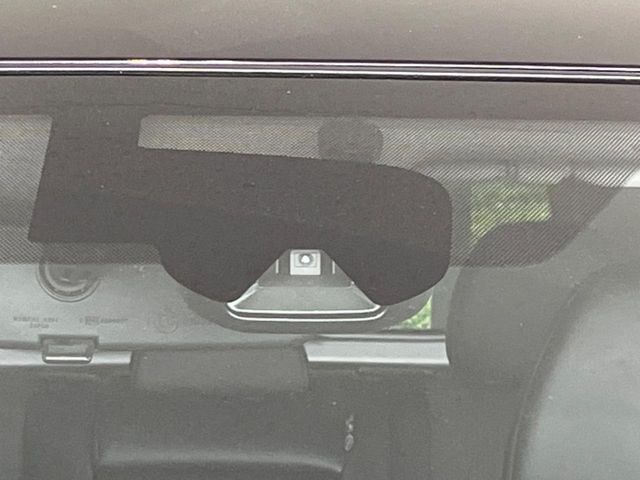【エマージェンシーブレーキ】走行中に前方の車両等を認識し、衝突しそうな時は警報とブレーキで衝突回避と被害軽減をアシスト。より安全にドライブをお楽しみいただけます。