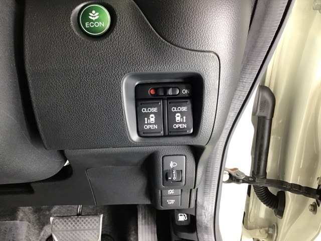 運転席から操作しやすい各種スイッチ