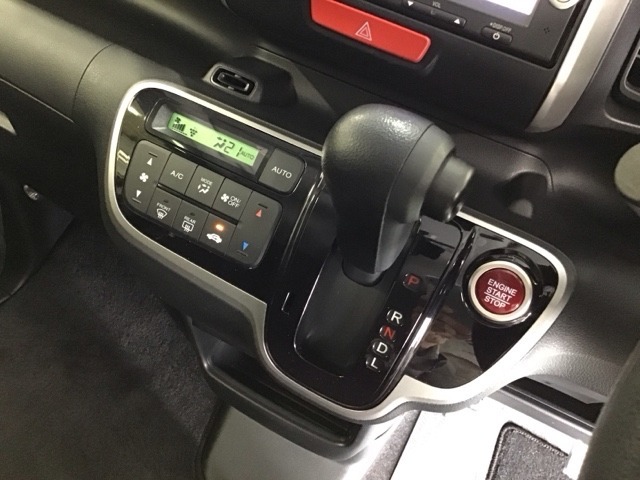 発進時から滑らかに加速する無段階変速のCVTはストップ/ゴーの多い街の中も快適です