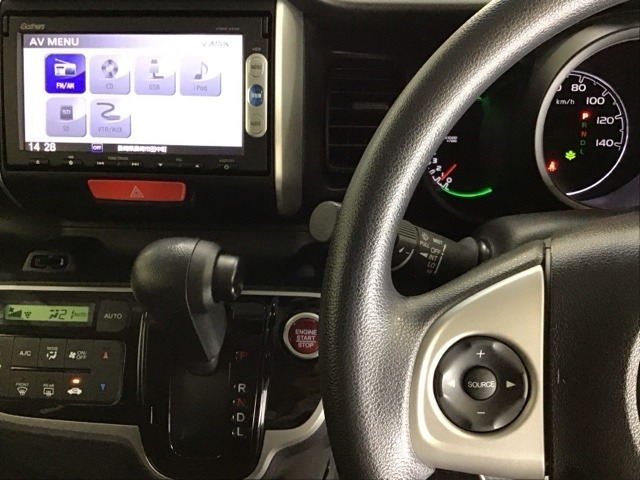 ホンダ純正メモリーナビ搭載なので、遠方へのドライブもお任せ下さい！ステアリング左手側にオーディオ関連のコントロールスイッチを配置しています。操作時は視線を逸らすことなく運転に集中できます