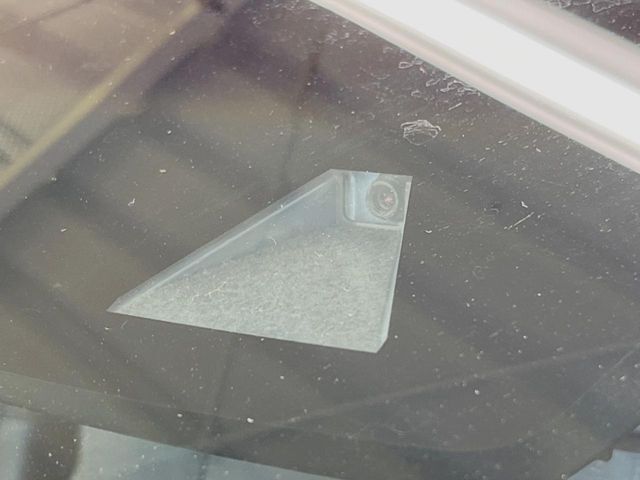 【トヨタセーフティセンス】走行中に前方の車両等を認識し、衝突しそうな時は警報とブレーキで衝突回避と被害軽減をアシスト。より安全にドライブをお楽しみいただけます。