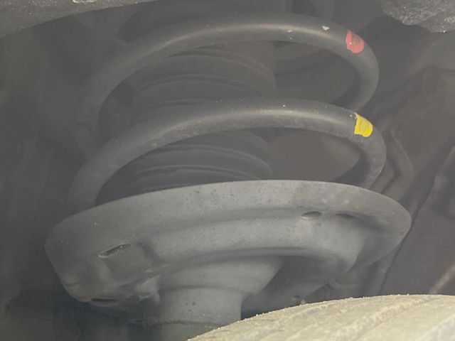 お車を安心してお乗りいただく為には、足回りの定期点検が欠かせません。サービスサポート（有償保証）では無料点検もご提供しており、安心のカーライフをお過ごしいただけるサポート体制が整っています。