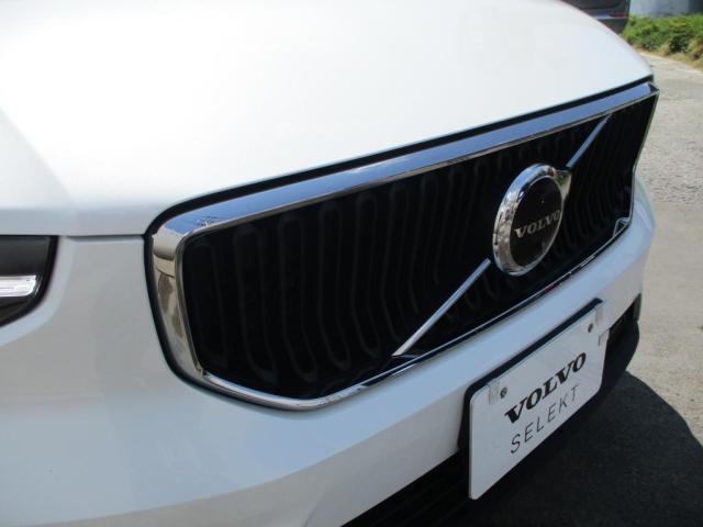 フロントカメラはデザインも重視しVOLVOのロゴマークに内蔵されています