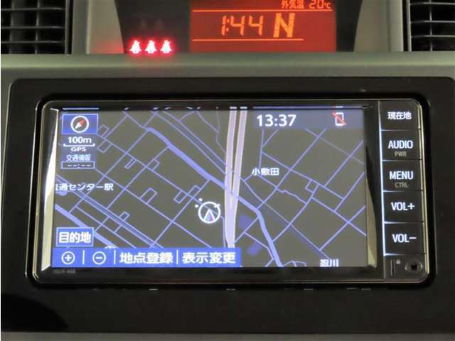7インチメモリーナビを装備しております。