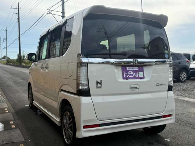 左後側の状態です。ご覧の通り、とてもきれいな状態で、修復歴は一切ありません。目立つ傷や凹みもなく、塗装も色褪せや不具合がなく良好です。