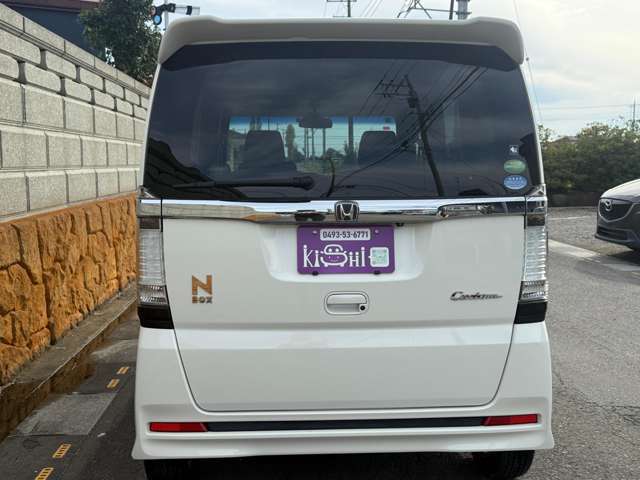 リア側の状態です。ご覧の通り、とてもきれいな状態で、修復歴は一切ありません。目立つ傷や凹みもなく、塗装も色褪せや不具合がなく良好です。