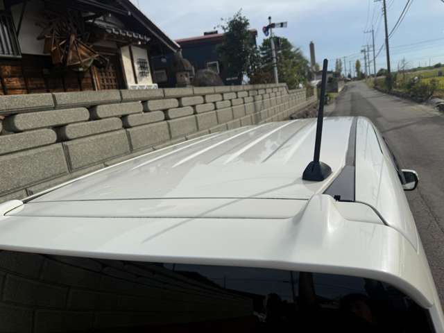 屋根の状態です。ご覧の通り、とてもきれいな状態で、修復歴は一切ありません。目立つ傷や凹みもなく、塗装も色褪せや不具合がなく良好です。