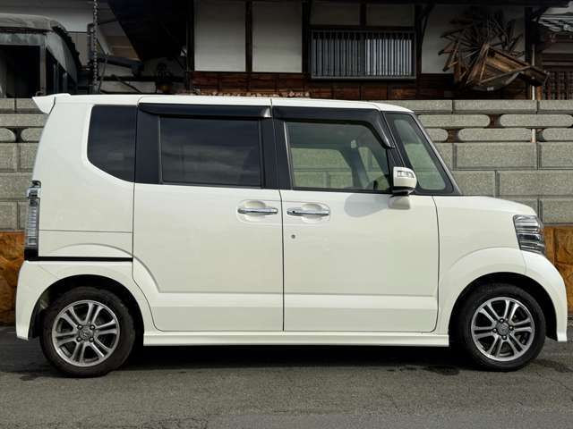 右側面前側の状態です。ご覧の通り、とてもきれいな状態で、修復歴は一切ありません。目立つ傷や凹みもなく、塗装も色褪せや不具合がなく良好です。