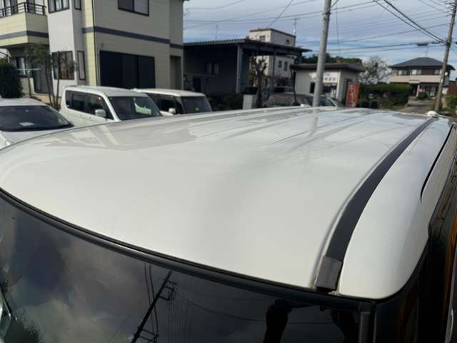 屋根の状態です。ご覧の通り、とてもきれいな状態で、修復歴は一切ありません。目立つ傷や凹みもなく、塗装も色褪せや不具合がなく良好です。