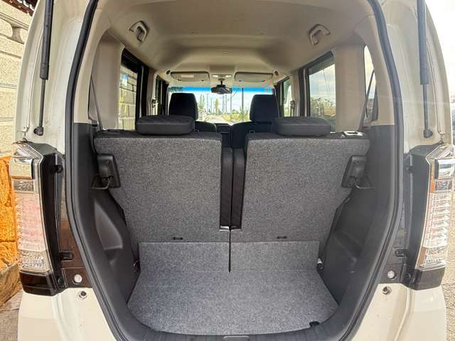 ラゲッジスペースも非常に良好な状態で、目立った汚れや使用感はほとんどありません。きれいなコンディションがしっかりと保たれています。