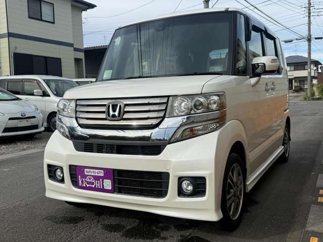 左フロント周りはとてもきれいな状態で、修復歴は一切ありません。塗装も色褪せや不具合がなく良好です。