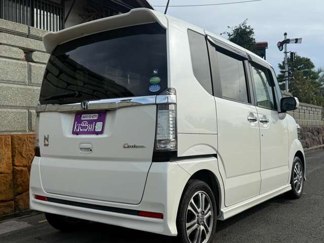 右後側の状態です。ご覧の通り、とてもきれいな状態で、修復歴は一切ありません。目立つ傷や凹みもなく、塗装も色褪せや不具合がなく良好です。