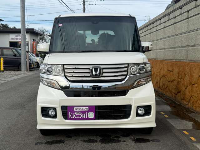 フロント周りはとてもきれいな状態で、修復歴は一切ありません。目立つ傷や凹みもなく、塗装も色褪せや不具合がなく良好です。