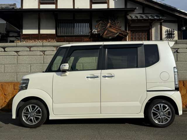 左側面前側の状態です。ご覧の通り、とてもきれいな状態で、修復歴は一切ありません。目立つ傷や凹みもなく、塗装も色褪せや不具合がなく良好です。