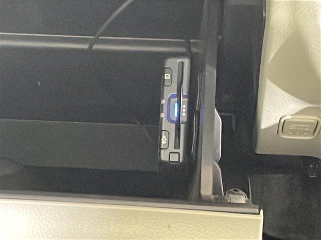 【ETC】有料道路を利用する際に料金所で停止することなく通過できる、ETC車載器（ノンストップ自動料金収受システム機器）が装備されています。セットアップを行うことで利用可能になります。
