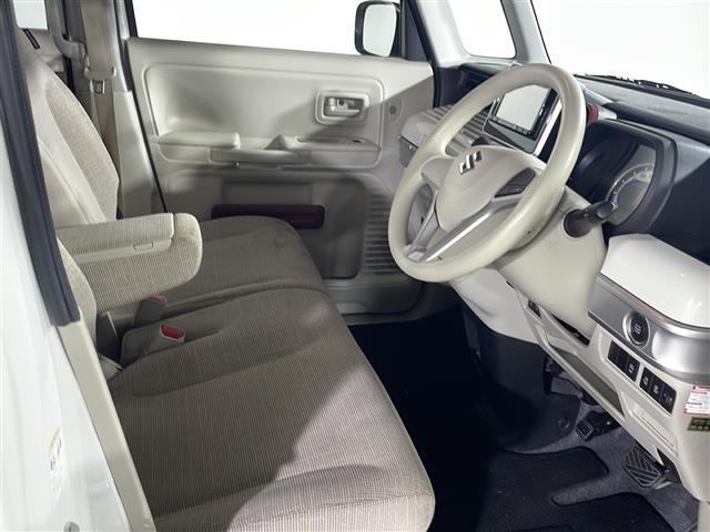 【運転席】座り心地が良いシートなので長時間の運転でも快適にお過ごしいただけます。新品のフロアマットのご注文も可能です。掲載箇所以外にご希望の写真がございましたらお気軽にお問い合わせ下さい。