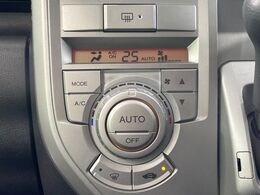 【オートエアコン】一度お好みの温度に設定すれば、車内の温度を検知し風量や温度を自動で調整。暑い…寒い…と何度もスイッチ操作をする必要はありません。快適な車内空間には必須の機能ですね♪