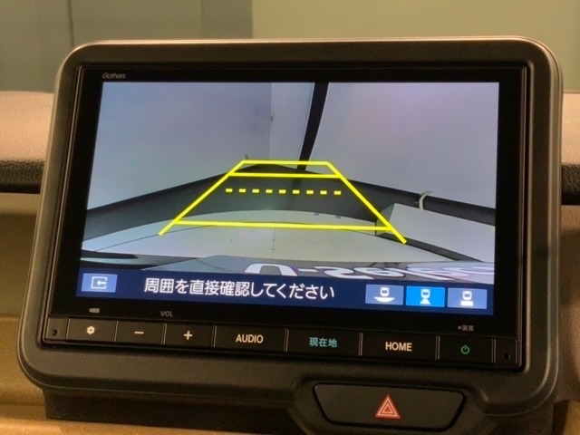 リバースギアに入れるだけで後方の表示へ切り替わります。夜間や雨の日の駐車も楽になりますよ。