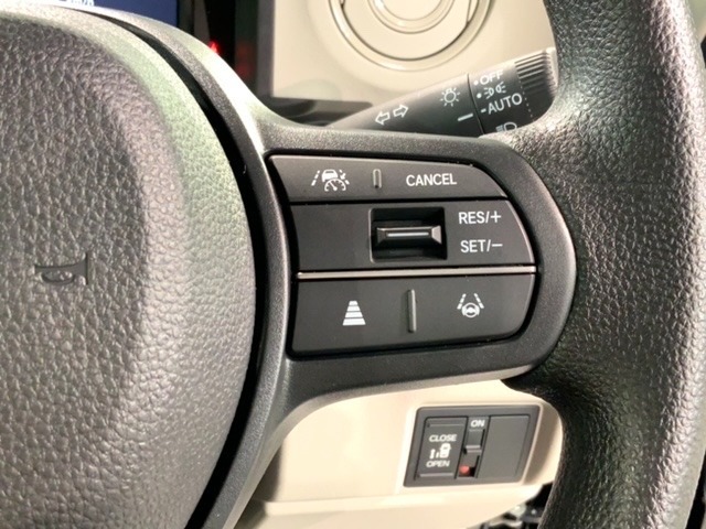 クルーズコントロールを装備しています。高速道路などで一定の速度で走ってくれるので運転が楽ですよ！速度を設定できますので、スピードの出しすぎにも注意できます。