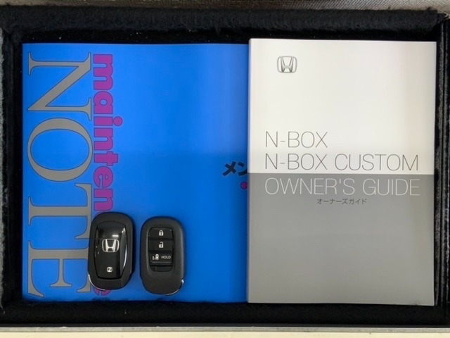 スマートキーは鍵をバッグに入れたままでもドアロックの開閉やエンジンのON・OFFができます。夜間や雨の日も鍵を探さなくて良いので便利です。