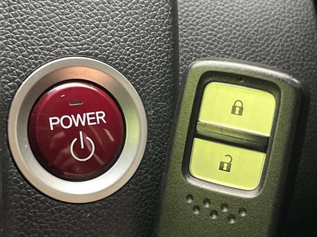【Hondaスマートキー】カバンやポケットに入れたままでもドアの施錠・解錠が可能なスマートキーを装備。エンジンのオン・オフ時もカギを取り出す必要が無いからとっても便利です♪