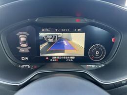 【リヤビューカメラ】車両後方の映像を映し出し、舵角に基づいて計算された経路を画面に示して駐車操作をサポートします。