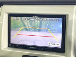 【バックカメラ】駐車時に後方がリアルタイム映像で確認できます。大型商業施設や立体駐車場での駐車時や、夜間のバック時に大活躍！運転スキルに関わらず、今や必須となった装備のひとつです！