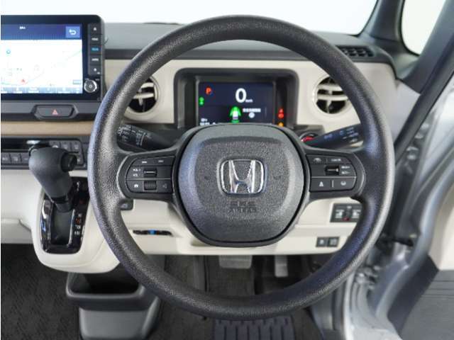 【Honda SENSING】 カメラ等装置で精度の高い検知能力を発揮、安全運転を支援します。ステアリング上のコントローラーに注目！