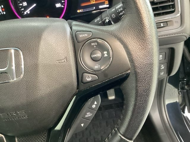 ハンドルにHondaセンシング系のクルーズコントロールやレーンキープアシストなどのスイッチが装備されています。ハンドルから手を離さず安全に操作できます。